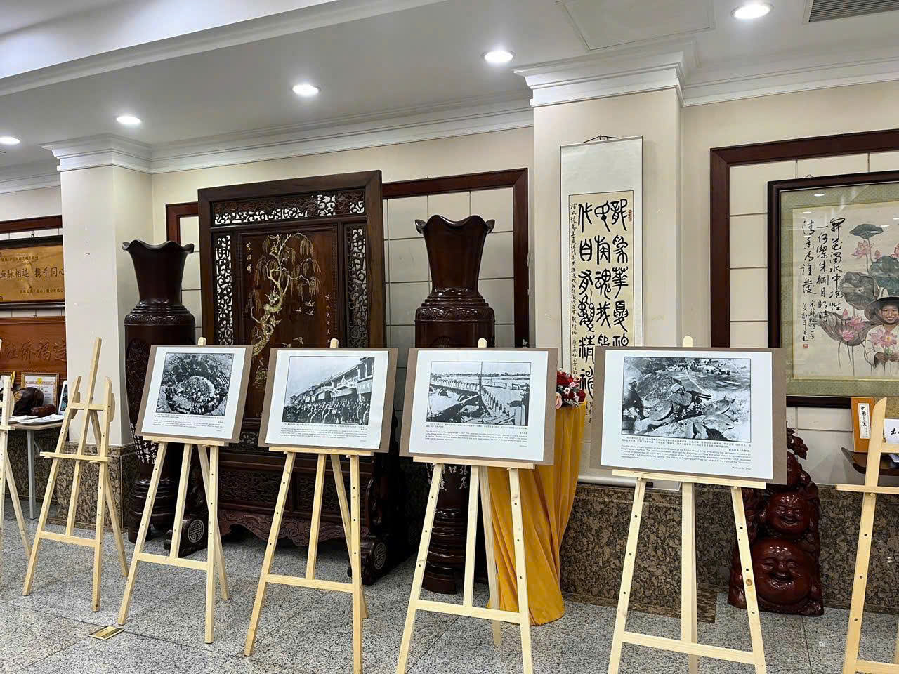Giá vẽ trưng bày poster quảng cáo tại sự kiện